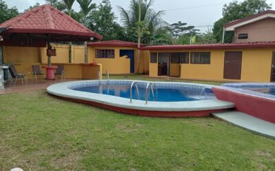 Large Home With Pool And Jacuzzi