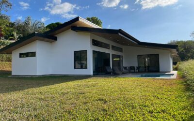 House with Pool in Roca Verde Residential